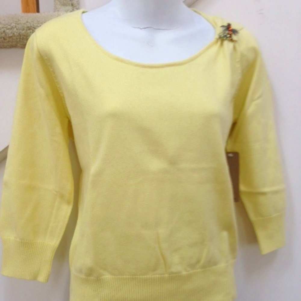 i.e. Sweater with Brooch, Size L, Color: Yellow, 70% Cotton, 30% Nylon
